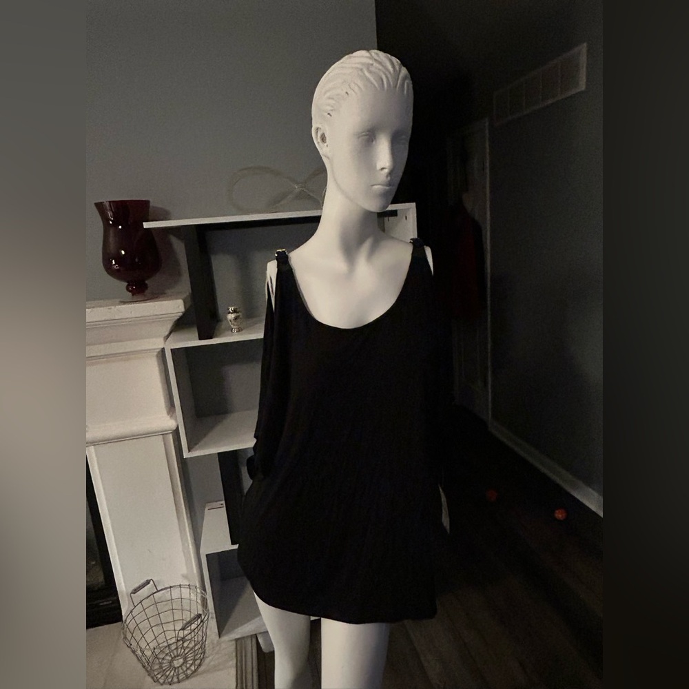 NWT MICHAEL KORS Women's Stretch Knit Cold Shoulder Size XL.
Retail $69.50